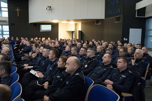 Zdjęcie kolorowe. Widoczni uczestnicy konferencji