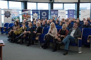 Zdjęcie kolorowe. Widoczni uczestnicy konferencji