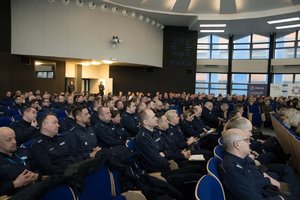 Zdjęcie kolorowe. Widoczni uczestnicy konferencji