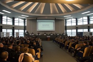 Zdjęcie kolorowe. Widoczni uczestnicy konferencji