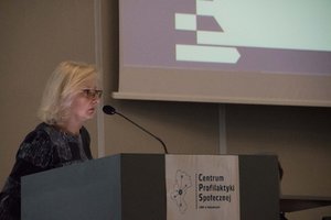 Zdjęcie kolorowe. Głos zabiera jeden z prelegentów