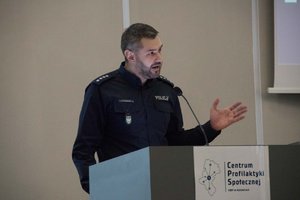 Zdjęcie kolorowe. Głos zabiera jeden z prelegentów