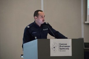 Zdjęcie kolorowe. Głos zabiera jeden z prelegentów