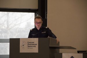 Zdjęcie kolorowe. Głos zabiera jeden z prelegentów