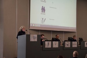 Zdjęcie kolorowe. Głos zabiera jeden z prelegentów