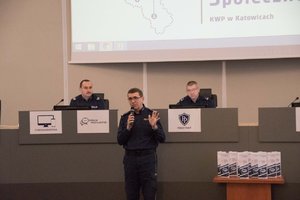 Zdjęcie kolorowe. Głos zabiera I Zastępca Komendanta Wojewódzkiego Policji w Katowicach