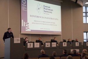 Zdjęcie kolorowe. Widoczni prelegenci