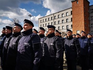 Policjanci stojący w szyku.