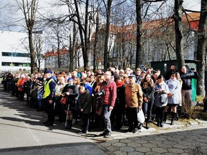Bliscy nowo przyjętych policjantów oglądają uroczystość.