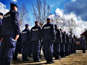 Policjanci sfotografowani z tyłu.
