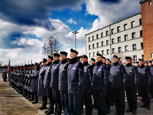 Policjanci w szyku stoją na placu apelowym.