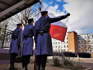 Policjanci podczas uroczystego podniesienia Flagi Państwowej.