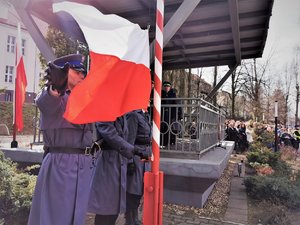 Policjanci podczas uroczystego podniesienia Flagi Państwowej.