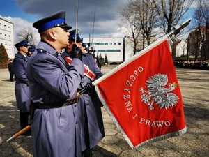 Policjanci ze szandarem.