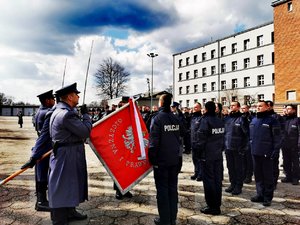 Nowo przyjęci policjanci podczas uroczystego ślubowania.