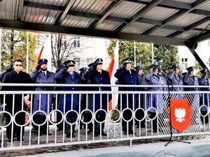 Kierownictwo obserwuje defiladę.