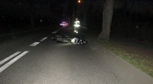Motocykl leżący na jezdni - zdjęcie po wypadku.