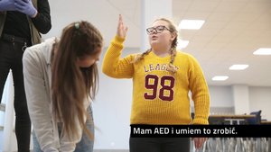 na zdjęciu dwie nastolatki, które udzielają pomocy nieprzytomnemu chłopakowi