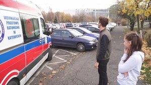 na zdjęciu karetka pogotowia, która zabrała chłopaka oraz nastolatka ze swoim kolegą, którzy udzielali mu pierwszej pomocy