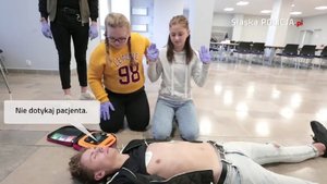 na zdjęciu dwie nastolatki, które udzielają pomocy nieprzytomnemu chłopakowi