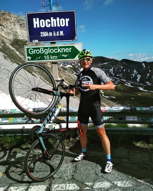 Bartosz Mazur podczas rowerowej wyprawy w Alpach ( podjazd pod Hochtor)