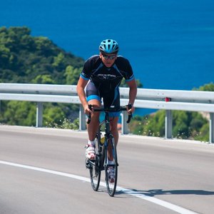 Bartosz Mazur na rowerze, na trasie Wysokogórskiej Drogi Alpejskiej w Austrii