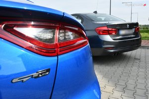 Zdjęcie kolorowe. Widoczne samochody grupy SPEED