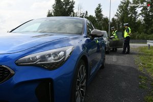 Zdjęcie kolorowe. Widoczne samochody grupy SPEED