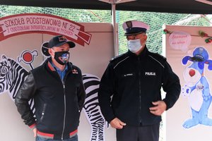 Zdjęcie kolorowe. uczestnicy inauguracji wraz z gościem specjalnym Adamem Małyszem