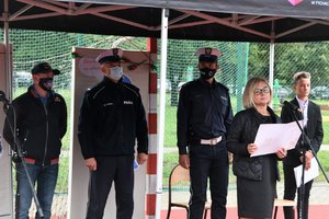 Zdjęcie kolorowe. uczestnicy inauguracji wraz z gościem specjalnym Adamem Małyszem