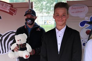 Zdjęcie kolorowe. uczestnicy inauguracji wraz z gościem specjalnym Adamem Małyszem