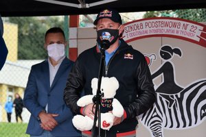 Zdjęcie kolorowe. uczestnicy inauguracji wraz z gościem specjalnym Adamem Małyszem