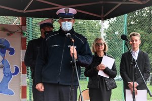 Zdjęcie kolorowe. uczestnicy inauguracji wraz z gościem specjalnym Adamem Małyszem
