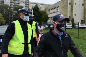 Zdjęcie kolorowe. uczestnicy inauguracji wraz z gościem specjalnym Adamem Małyszem