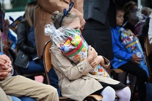 Zdjęcie kolorowe. Uczennica I klasy