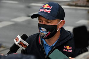 Zdjęcie kolorowe. Adamem Małyszem w trakcie rozmowy z dziennikarzami