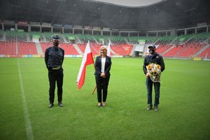 Zdjęcie kolorowe. Uczestnicy inauguracji wraz z gościem specjalnym Adamem Małyszem