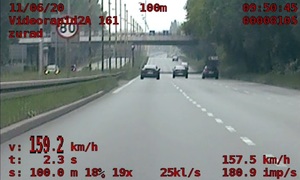 Stopklatka z filmu z videorejestratora policyjnego z samochodem przekraczającym prędkość