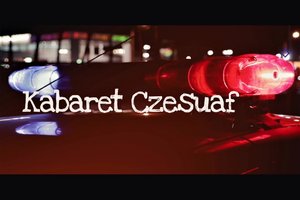 Zdjęcie przedstawia w tle policyjne syreny, a na pierwszym planie napis Kabaret Czesuaf.