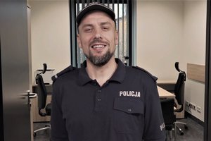 Mężczyzna obrany w policyjny mundur -  członek kabaretu Czesuaf. Zdjęcie  stanowi fragment skeczu z jego udziałem.