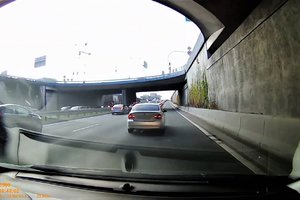 Samochody jadące drogą.