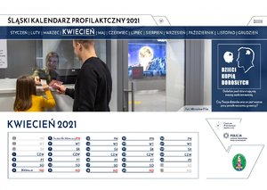 Czwarta karta kalendarza z miesiącem kwiecień. Fotografia przedstawia dziecko oraz mężczyznę, którzy przekazują funkcjonariuszce straży granicznej dokumenty do kontroli. Z prawej strony karty widnieje napis: "Dalekie podróże stają się naszą codziennością. Czy Twoje dziecko wie co jest ważne przy przekraczaniu granicy?"