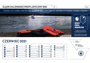 Szósta karta kalendarza z miesiącem czerwiec. Fotografia przedstawia mężczyznę, który płynie kajakiem bez kamizelki ratunkowej. Dwie kamizelki leżą pozostawione na brzegu wody. Z prawej strony karty widnieje napis: "Każdego roku dochodzi do utonięć dorosłych i dzieci. Czy Twoje dziecko zna zasady bezpieczeństwa nad wodą?"