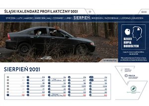 Ósma karta kalendarza z miesiącem sierpień. Fotografia przedstawia zaparkowany w lesie samochód. W środku siedzą osoby, które wyrzucają przez okno śmieci. Z prawej strony karty widnieje napis: "Lasy to nasze wspólne dobro, nie śmietnik. Nie zostawiaj swoich śmieci w lesie, ucz dziecko wynoszenia śmieci z lasu."