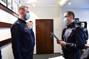 Komendant Wojewódzki Policji w Katowicach inspektor Roman Rabsztyn wręcza rozkaz o powierzeniu obowiązków oficerowi.
