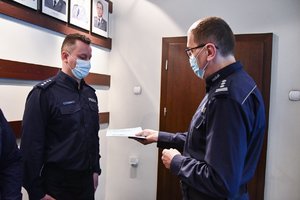 Komendant Wojewódzki Policji w Katowicach inspektor Roman Rabsztyn wręcza rozkaz o powierzeniu obowiązków oficerowi.