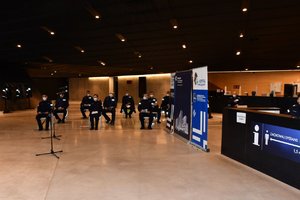 Policjanci w holu punktu szczepień