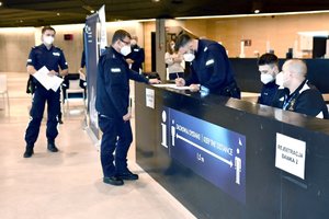 Komendant rejestruje się w punkcie szczepień