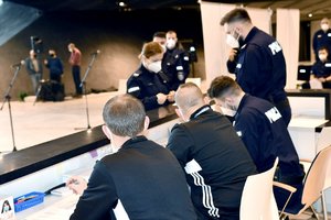 Policjantka rejestruje się w punkcie szczepień