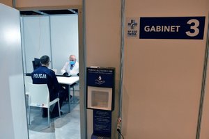 Komendant podczas wywiadu przed szczepieniem